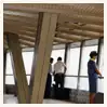 開業当時の展望台内部を見学する人々