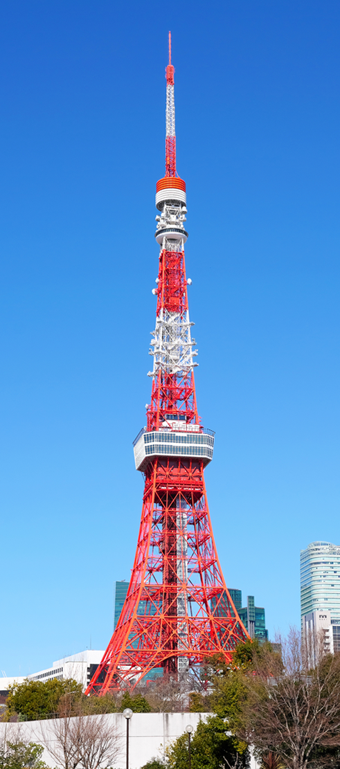 芝公園から見上げる東京タワー、青空とのコントラスト
